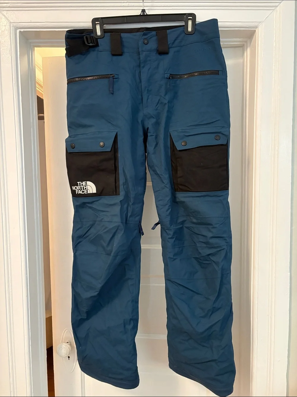 The North Face Mens Blue Slashback Cargo Snow Pants with Black Pockets